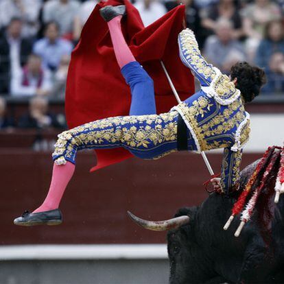 Sergio Aguilar, volteado por su primer toro.
