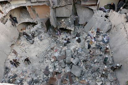 Rescate de civiles entre los escombros tras el bombardeo aéreo ruso en la ciudad de Alepo, en Siria, en abril de 2016.