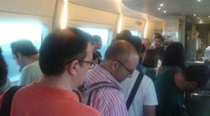 Viajeros en el vagón cafetería del AVE Alicante-Madrid del domingo a las 20 horas en una imagen captada con el móvill de un viajero.
