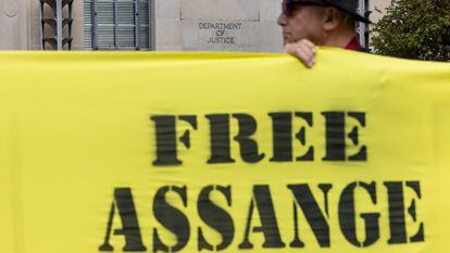 Manifestantes a favor de Julian Assange ante el Departamento de Justicia de EE UU, en Washington DC, el 8 de octubre de 2022.