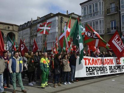 Los trabajadores del servicio de limpieza en una concentración de protesta.