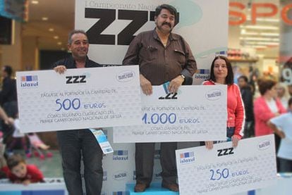 Pedro Soria, en el centro del podio, con su cheque de campeón de España de siesta