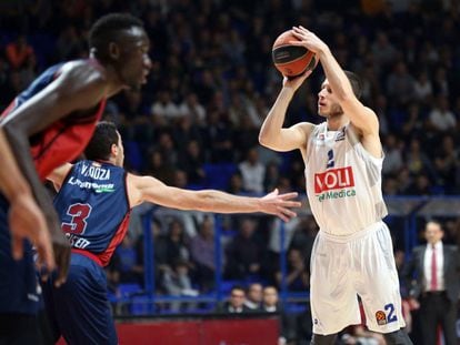 Un jugador del Buducnost anota un triple ante el Baskonia.