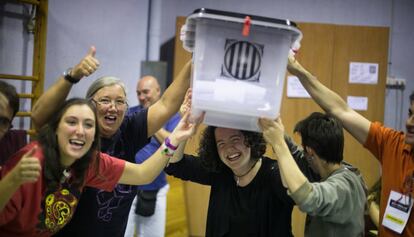 Una urna de l'1-O a l'IES Reina Violant de Barcelona al final de la jornada.