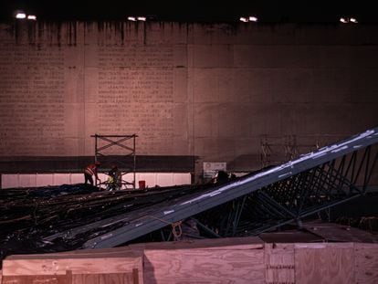 Trabajadores retiran el techo colapsado de la Casa de las Águilas, en el Templo Mayor en Ciudad de México.