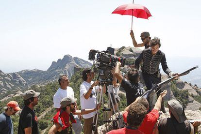 El director Daniel Benmayor, con camiseta blanca junto a la cámara, rueda <i>Bruc</i> en Montserrat.
