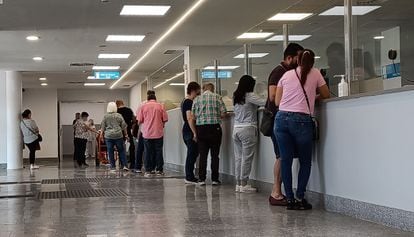Pacientes en la recepción de Urgencias del Hospital 12 de Octubre, en Madrid, el miércoles.