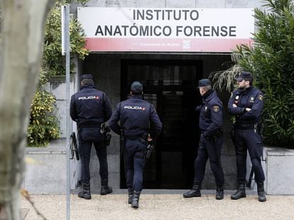 Un grupo de antidisturbios vigila la entrada del Instituto Anatómico Forense.