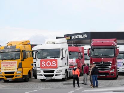Concentración de camioneros en Mercabarna, el lunes.