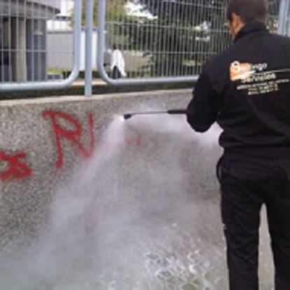 Limpieza de un grafiti por la empresa Serlingo
