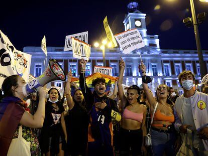 Cientos de personas se congregan este miércoles en la madrileña Puerta del Sol para pedir fin a la violencia homófoba.