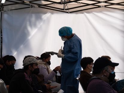 Un doctor toma los datos de pacientes para tramitar su permiso covid, en el Hospital Carlos Mac Gregor, en Ciudad de México, el 13 de enero de 2022.