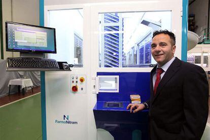 Javier Martín, con su robot farmacéutico.