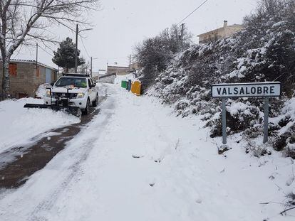 Los servicios quitanieves limpian este lunes las calles del municipio de Valsalobre (Castilla La Mancha) tras las intensas nevadas.