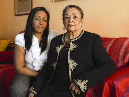 Margarita Restrepo y su hija, Margarita, en su casa de Burgos.