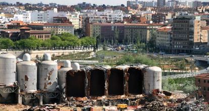 Trabajos de demolición, en abri de 2011, en la antigua fábrica de Mahou, en el paseo Imperial.