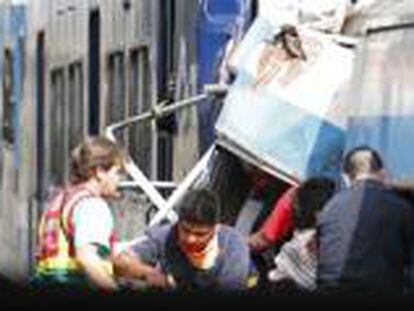 Los equipos de rescate intentan sacar a los heridos tras el accidente de tren en Buenos Aires (Argentina).