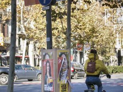 Carteles de propaganda electoral en las calles de Barcelona. 