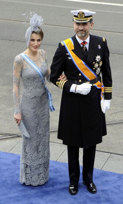 La princesa Letizia y el príncipe Felipe a su llegada a la ceremonia de investidura del rey Guillermo en la catedral de Nieuwe Kerk en Ámsterdam.