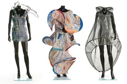 Vestido de tubos de plástico transparente (p-v 1991), vestido en tafetán de algodón con tres volantes pintado por Juan Gomila (1984) y vestido a modo de estuche inspirado en los insectos (p-v 1991).