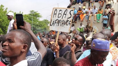 Un manifestante sostiene un cartel con el mensaje "Abajo Francia", el pasado 3 de agosto en Niamey (Níger).