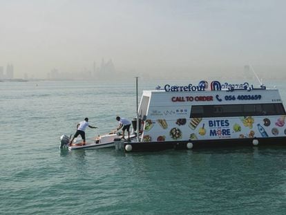 Supermercado flotante de Carrefour en Dubai.