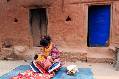 Nitu Nepali amamanta a su hija de un año en el distrito nepalí de Doti, en junio. La niña acaba de recibir la vacuna contra la encefalitis como parte del programa de inmunización rutinaria en Nepal.  En 2020, más de 23 millones de niños de todo el mundo no recibieron las vacunas esenciales debido a la pandemia. Nepal tiene una aceptación de las vacunas relativamente buena, informa Unicef, especialmente gracias a mujeres voluntarias que hacen divulgación en sus comunidades.