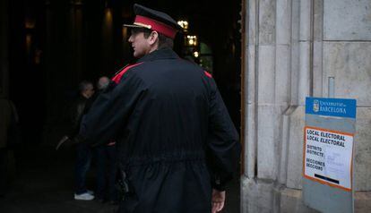 Un agent de la policia catalana al col·legi electoral de la plaça Universitat de Barcelona.