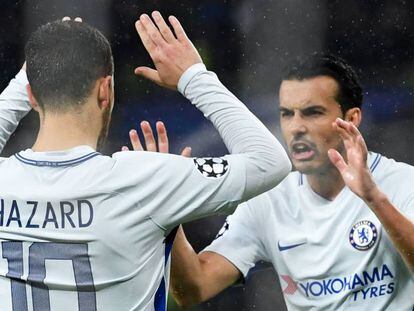 Hazard celebra su gol con Pedro.