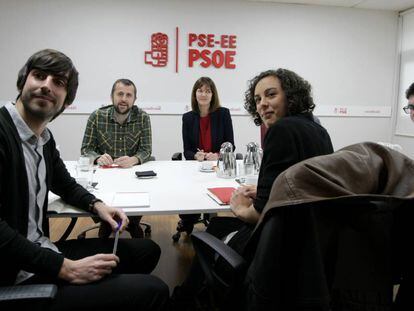Nagua Alba y Eduardo Maura, de Podemos Euskadi, en la reunión que han mantenido en la sede del PSE de Bilbao con Idoia Mendia.