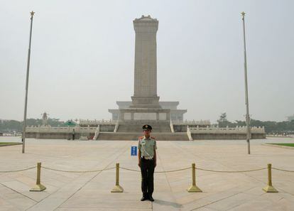 Un militar chino vigila el monumento a los 'héroes del pueblo' en la plaza de Tiananmen.