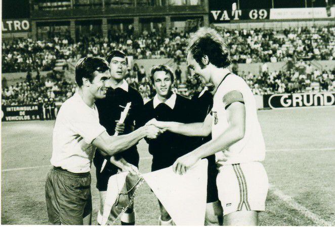 Tonono y Beckenbauer se saludan antes de un partido entre el Bayern de Munich y Las Palmas en 1972.