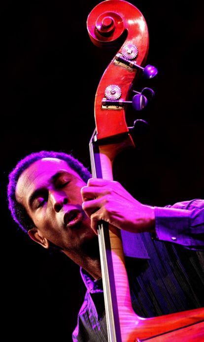 Juan El bajista Belden Bullock, de la formación Abdullah Ibrahim & Ekaya, durante su actuación en la segunda jornada del 46 Festival de Jazz de San Sebastián.