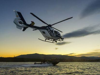 El helic&oacute;ptero de la Polic&iacute;a Nacional, durante la persecuci&oacute;n por aguas almerienses de la lancha que pilota el protagonista del filme.