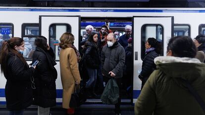 07/02/2023 Varias personas salen de un tren de Metro en la estación de Metro de Sol, a 7 de febrero de 2023, en Madrid (España).