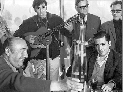 Pablo Neruda y Mario Vargas Llosa (sentados), con Roger Caillois y Ángel Rama (de pie a la derecha), en un encuentro literario en Viña de Mar (1969).