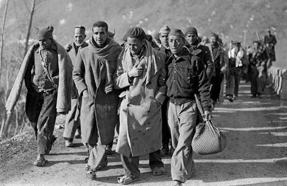 Soldados republicanos huyendo a Francia en 1939. 