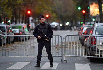 Un policia francès, al costat de la sala Bataclan, aquest diumenge.