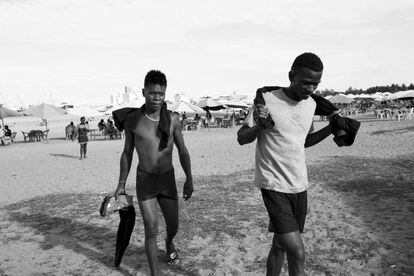 Jude Rakotomalala, 23 años, y Samuel Hery Hary, también de 23, regresan de pasar la tarde en la playa de Tamatave.