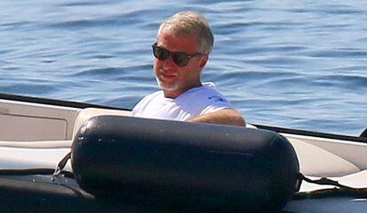 Róman Abramóvich en su retrato más reciente, el 18 de agosto de 2017 a bordo de una lancha en la Costa Azul francesa.