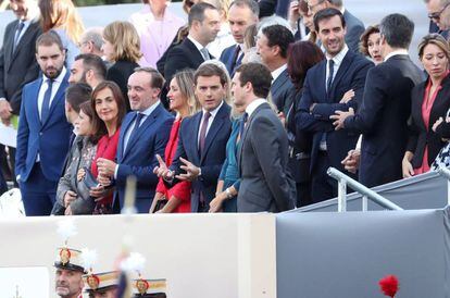 El líder de Ciudadanos, Albert Rivera, y el presidente del PP, Pablo Casado, conversan antes del inicio del desfile militar del 12 de octubre.