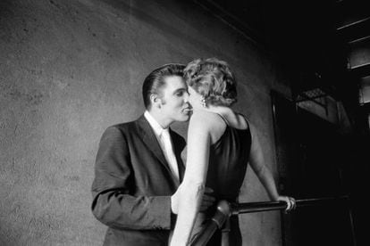 El beso, Elvis con una fan en los pasillos del Teatro Mosque, en Richmond, Virginia, en junio de 1956.