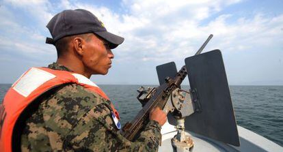 Un militar hondure&ntilde;o patrulla el Golfo de Fonseca.