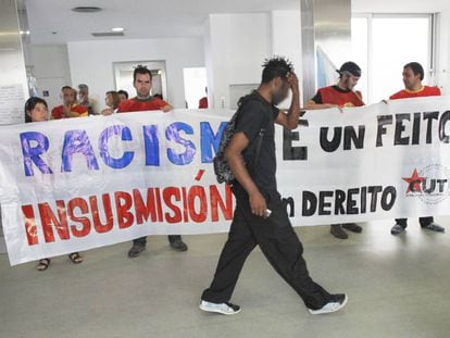 Encierro de miembros del sindicato CUT, en contra del decreto que deja sin sanidad a los inmigrantes sin papeles, en el ambulatorio Concepción Arenal de Santiago de Compostela, en septiembre de 2012. 