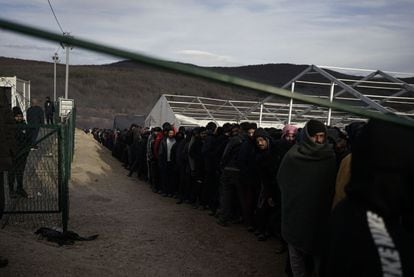 Numerosas personas hacen cola para obtener una ración de comida en el campo de refugiados de Lipa, en Bosnia, en febrero de 2021. La imagen está tomada por Eddie, uno de los residentes en este asentamiento, y facilitada por la ONG No Name Kitchen.