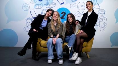 Las cuatro fundadoras de Ac2ality, la mayor cuenta informativa en español en TikTok. De izquierda a derecha, María Murillo, Gabriela Campbell, Daniela Álvarez y Paula Muñoz.