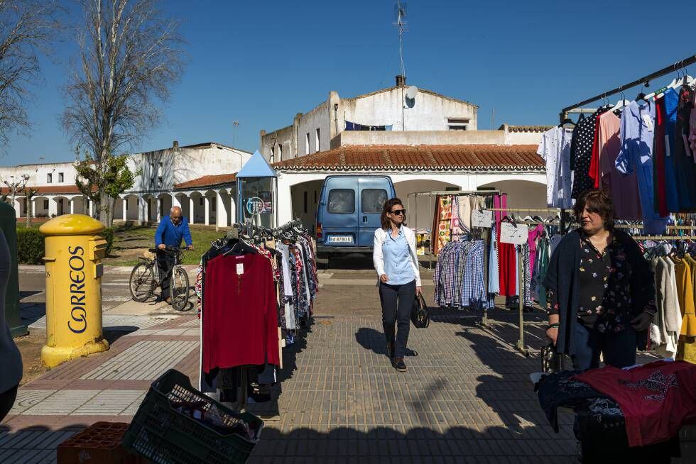 La plaza porticada de Entrerríos en una mañana de mercado.