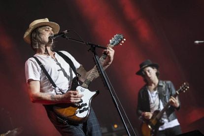Los guitarras Pete Doherty y Carl Barât, de Libertines, anoche en SOS 4.8.