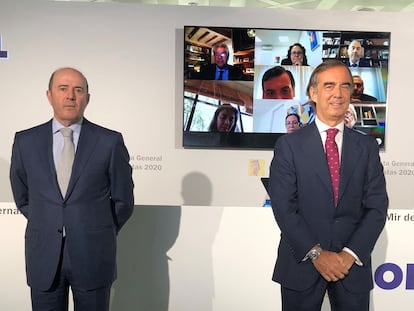 El expresidente de OHL Juan Villar-Mir de Fuentes, con el consejero delegado Juan Antonio Fernández Gallar y de fondo la imagen de los consejeros de la compañía tras la junta telemática de 2020

OHL
15/06/2020 