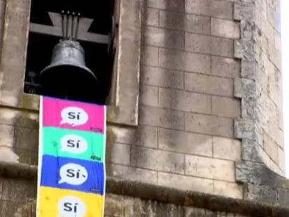 La iglesia de Amer (Girona) cuelga una pancarta a favor de la independencia de Cataluña.